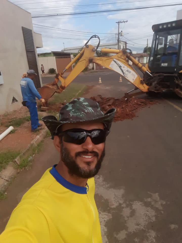 Bom dia! Equipe SAE já no trecho fazendo ligação de água e esgoto na Rua Brasília, Bairro Amorim