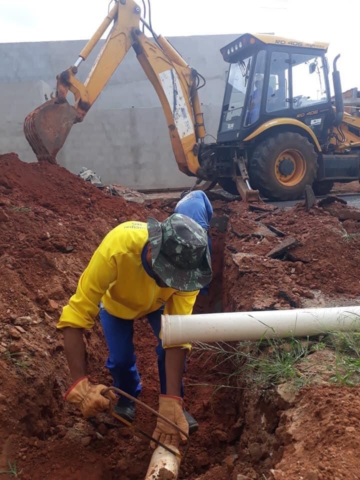 Bom dia! Equipe SAE já no trecho fazendo ligação de água e esgoto na Rua Brasília, Bairro Amorim