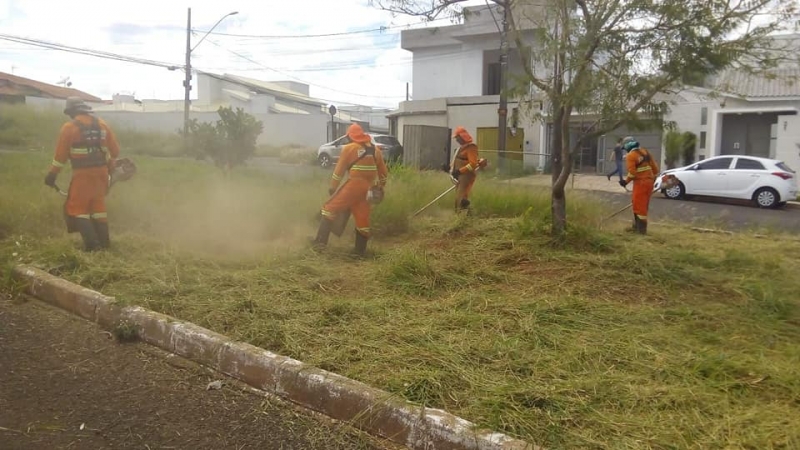 A Secretaria de Serviços Urbanos segue com o cronograma de limpeza nas vias públicas de Araguari. Iniciando a semana, a empresa responsável trabalha com três equipes na poda, retirada da vegetação descartada, capina e varrição na Avenida Oswaldo Pieruccetti (Paineiras), Minas Gerais (Miranda sentido ao Ouro Verde) e rua Professora Lourdes Naves, que o serviço foi feito por completo.