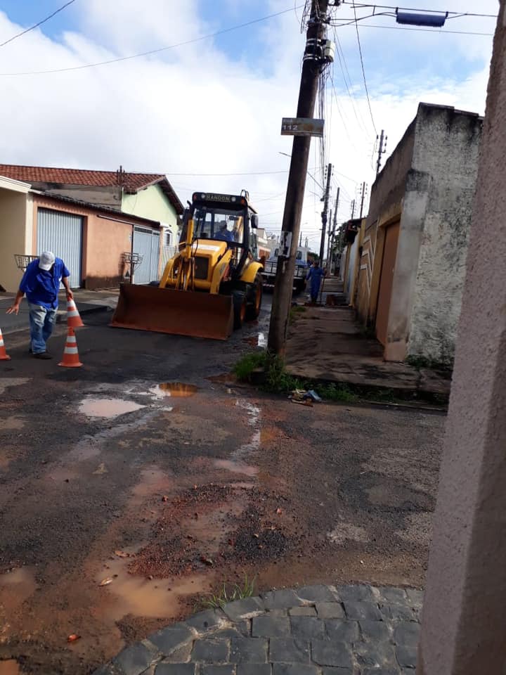 Equipe SAE já nas ruas fazendo troca de ramal na Rua Djalma Luís Rocha - Bairro Paraiso