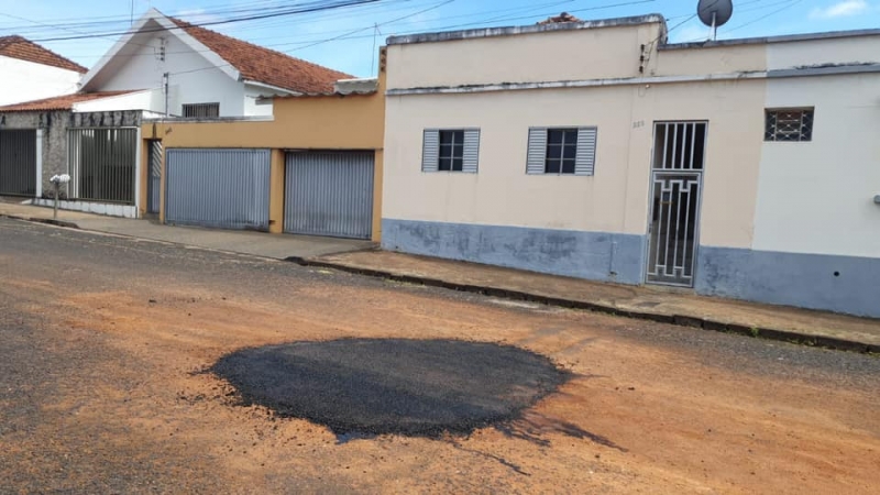 Equipe SAE fazendo serviço de recomposição asfáltica nas ruas Ala das Hortencias - Rosário, Praça Coronel José Alves Ferreira e Olégario Maciel no centro