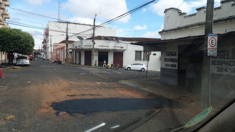 Equipe SAE fazendo serviço de recomposição asfáltica nas ruas Ala das Hortencias - Rosário, Praça Coronel José Alves Ferreira e Olégario Maciel no centro