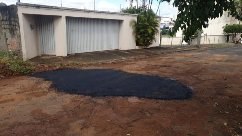 Equipe SAE fazendo serviço de recomposição asfáltica nas ruas Ala das Hortencias - Rosário, Praça Coronel José Alves Ferreira e Olégario Maciel no centro