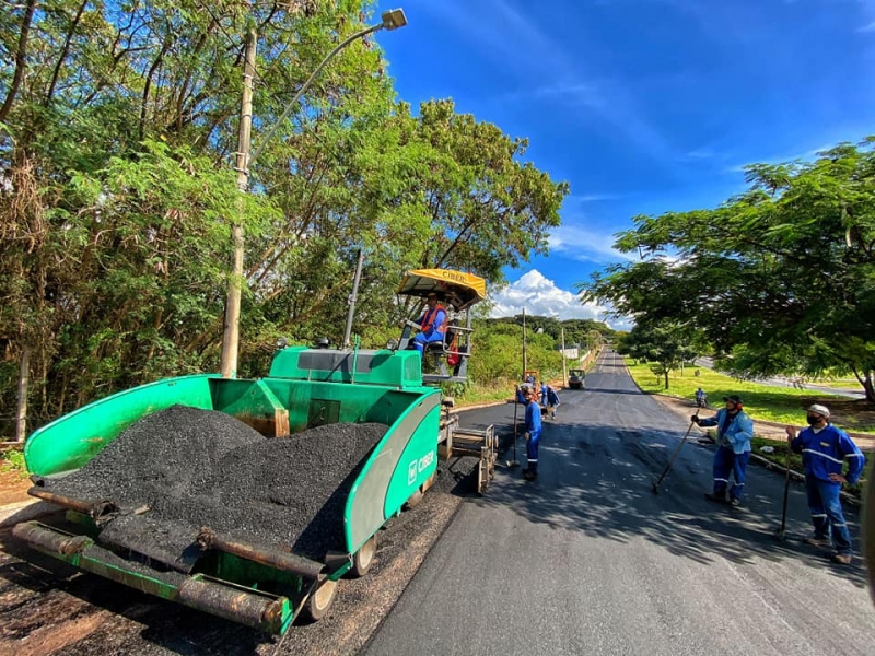 Nesta quarta-feira (7), a Secretaria de Obras acompanha com a equipe técnica as obras de recapeamento do segundo trecho da Avenida Minas Gerais. Os serviços contemplam as duas pistas da avenida, desde a confluência com a Theodolino Pereira de Araújo até a Avenida Mato Grosso.