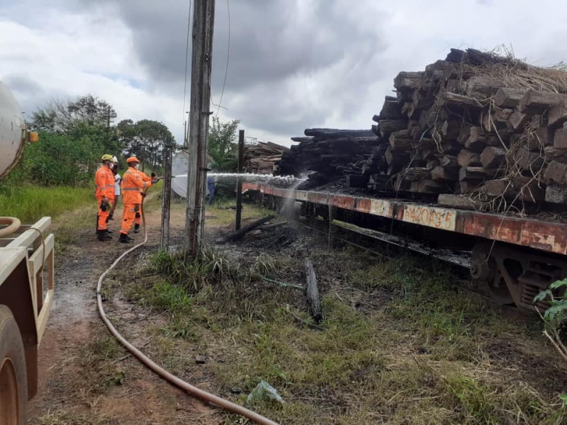 Boa tarde! Hoje pela manhã, o Corpo de Bombeiros pediu apoio da SAE para combater um incêndio nos dormentes da linha férrea da VLI na parte alta do Bairro Goiás. Conte sempre conosco!