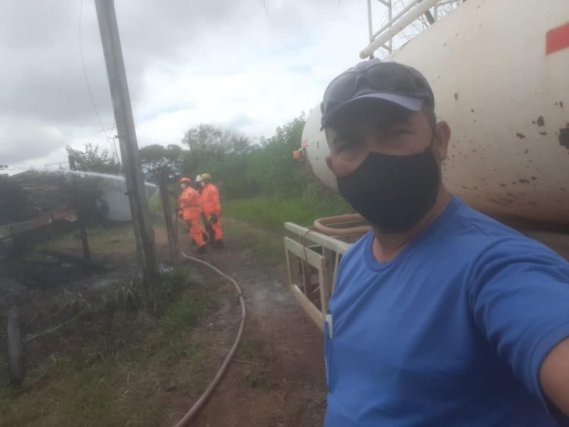 Boa tarde! Hoje pela manhã, o Corpo de Bombeiros pediu apoio da SAE para combater um incêndio nos dormentes da linha férrea da VLI na parte alta do Bairro Goiás. Conte sempre conosco!