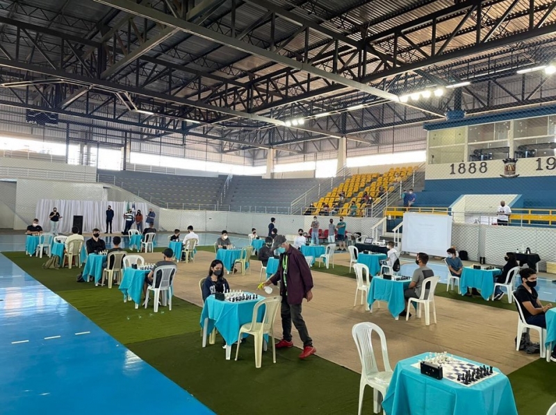 Antes de começar a primeira rodada da disputa, a cena era de técnicos e monitores fazendo toda higienização das mesas e tabuleiros. Limpeza que será feita durante os intervalos e ao longo do dia.