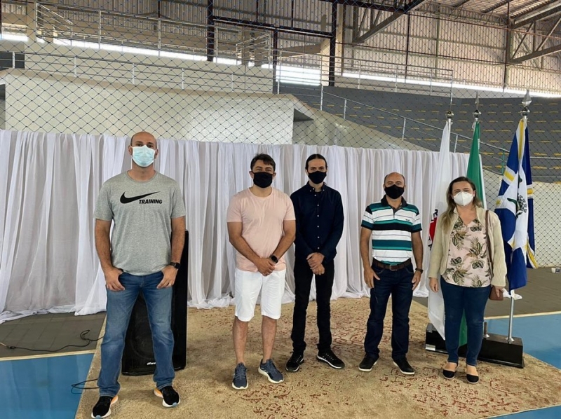 Antes de começar a primeira rodada da disputa, a cena era de técnicos e monitores fazendo toda higienização das mesas e tabuleiros. Limpeza que será feita durante os intervalos e ao longo do dia.