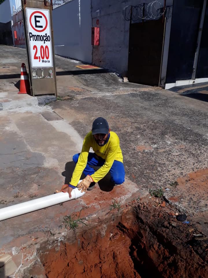 Equipe SAE fazendo serviço de ligação de esgoto na Rua Jaime Gomes - Centro 