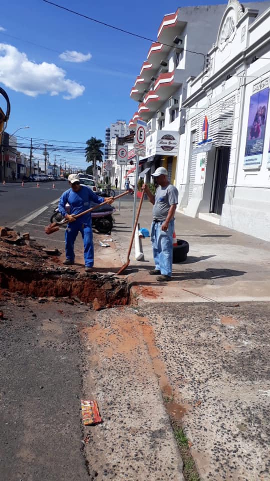 Equipe SAE fazendo serviço de ligação de esgoto na Rua Jaime Gomes - Centro 