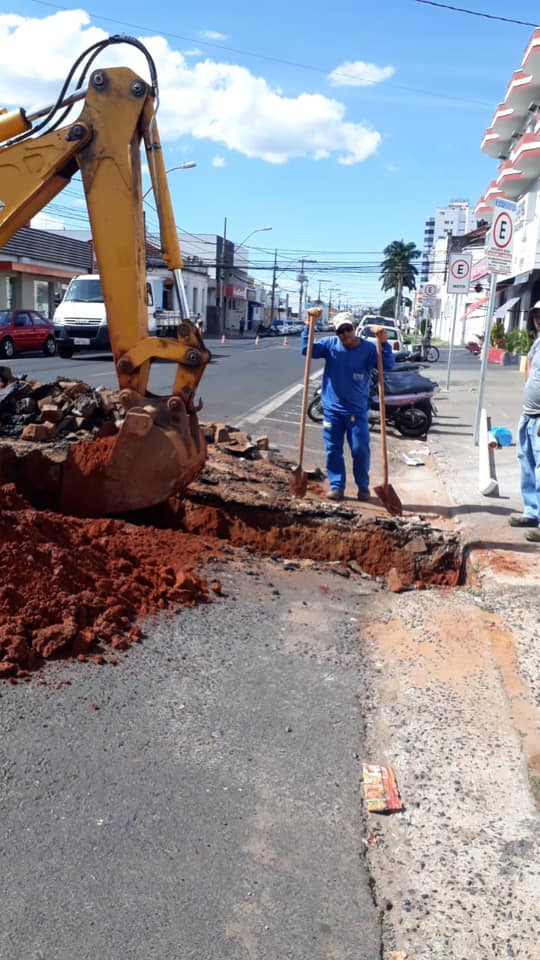 Equipe SAE fazendo serviço de ligação de esgoto na Rua Jaime Gomes - Centro 