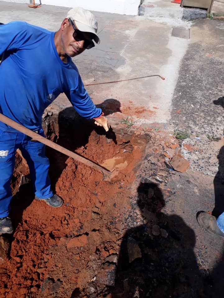 Equipe SAE fazendo serviço de ligação de esgoto na Rua Jaime Gomes - Centro 