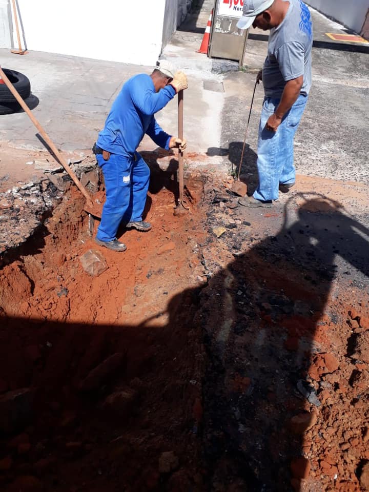 Equipe SAE fazendo serviço de ligação de esgoto na Rua Jaime Gomes - Centro 