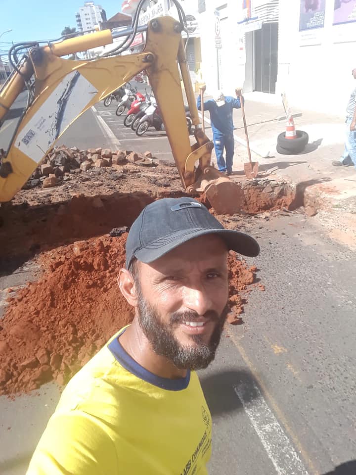 Equipe SAE fazendo serviço de ligação de esgoto na Rua Jaime Gomes - Centro 