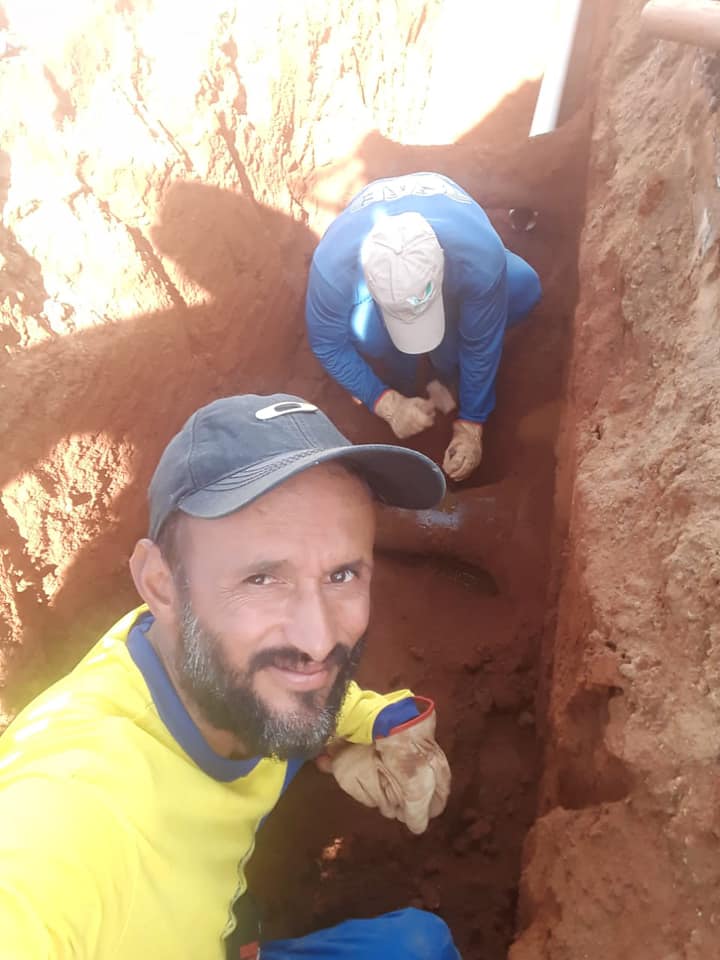 Equipe SAE fazendo serviço de ligação de esgoto na Rua Jaime Gomes - Centro 