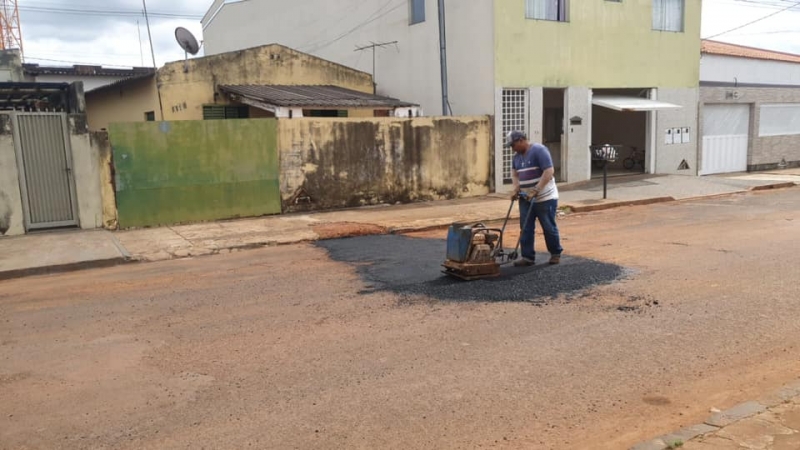 Equipe SAE fazendo a recomposição asfaltica nas ruas Natal Mujalli, Coromandel e Ala Eugenio Nasciutti