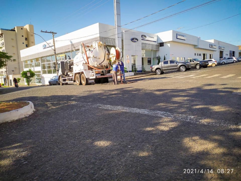 Desentupindo esgoto na Rua Brasil Accioly - Centro