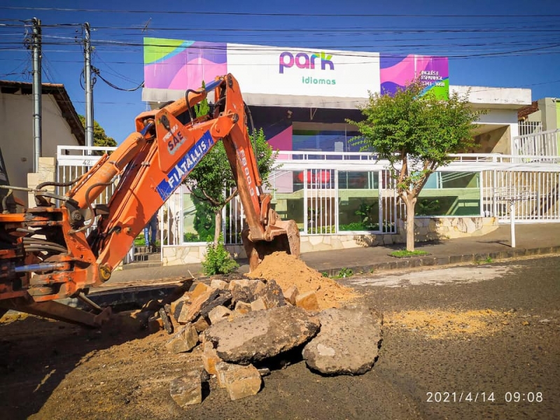 Desentupindo esgoto na Rua Brasil Accioly - Centro