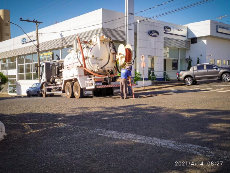 Desentupindo esgoto na Rua Brasil Accioly - Centro