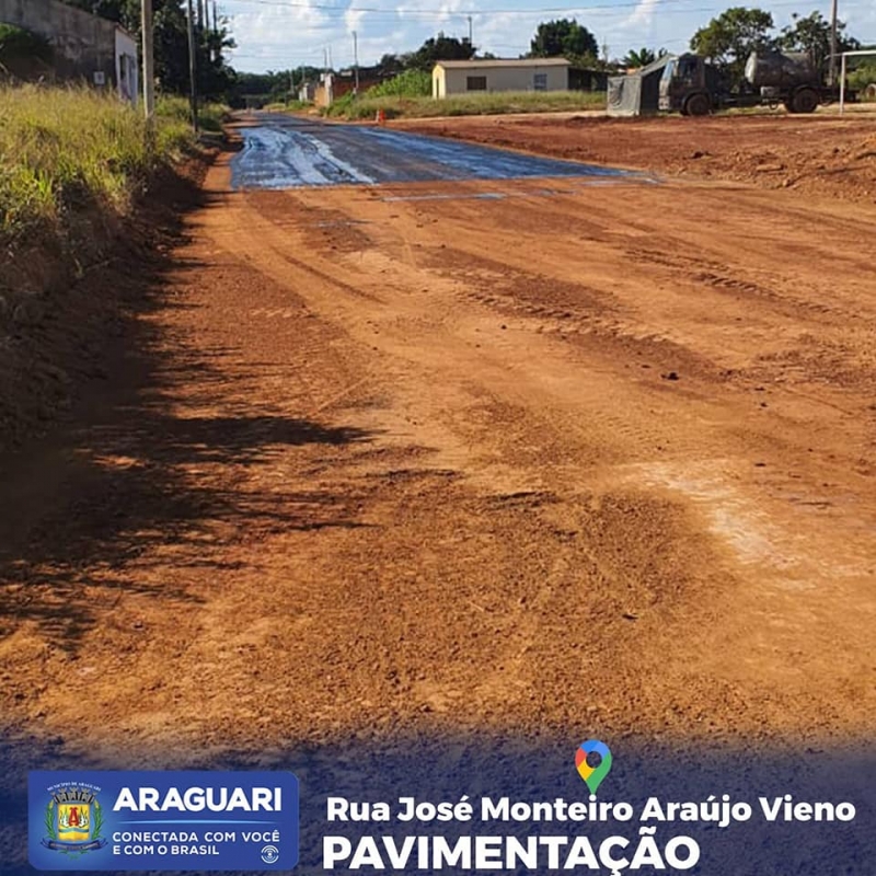 A Prefeitura de Araguari, através da Secretaria de Obras realiza a pavimentação da Rua José Monteiro de Araújo confluência com a Rua Maria Moreira, Bairro Vieno. No local havia sido feito o serviço de melhorias no sistema de drenagem restando apenas à construção do pavimento que está sendo executado.