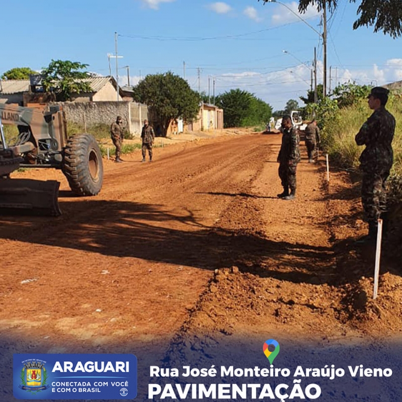 A Prefeitura de Araguari, através da Secretaria de Obras realiza a pavimentação da Rua José Monteiro de Araújo confluência com a Rua Maria Moreira, Bairro Vieno. No local havia sido feito o serviço de melhorias no sistema de drenagem restando apenas à construção do pavimento que está sendo executado.