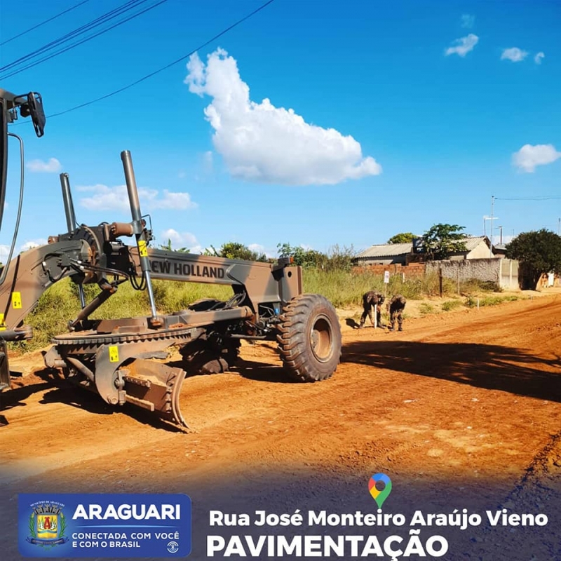 A Prefeitura de Araguari, através da Secretaria de Obras realiza a pavimentação da Rua José Monteiro de Araújo confluência com a Rua Maria Moreira, Bairro Vieno. No local havia sido feito o serviço de melhorias no sistema de drenagem restando apenas à construção do pavimento que está sendo executado.