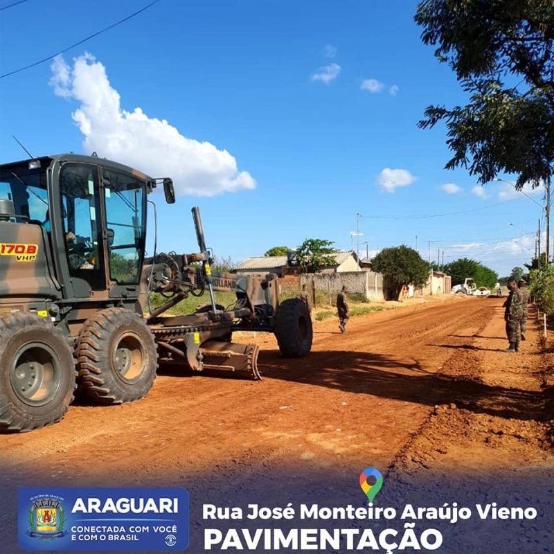 A Prefeitura de Araguari, através da Secretaria de Obras realiza a pavimentação da Rua José Monteiro de Araújo confluência com a Rua Maria Moreira, Bairro Vieno. No local havia sido feito o serviço de melhorias no sistema de drenagem restando apenas à construção do pavimento que está sendo executado.