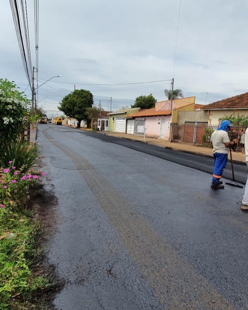 Neste sábado está sendo feito o RECAPEAMENTO da rua Padre Feijó, trecho entre Av. Minas Gerais e Av. Santos Dumont. O trabalho segue ao longo do dia.