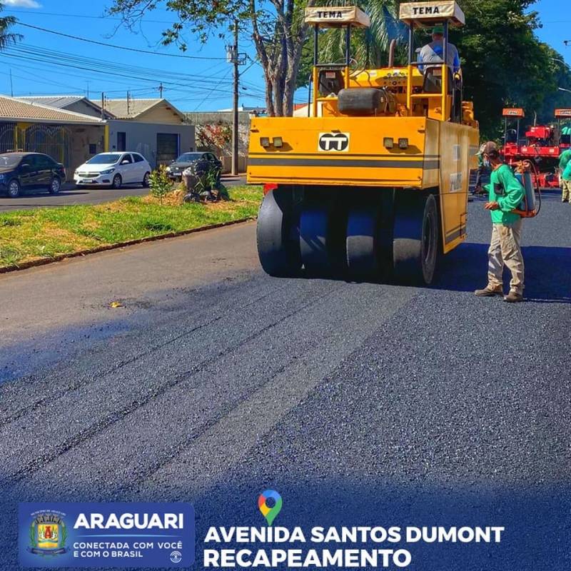 A Prefeitura de Araguari, por meio da Secretaria de Obras, faz recapeamento da via Santos Dumont no Bairro Jardim Regina.