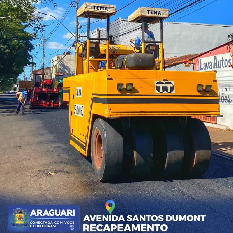 A Prefeitura de Araguari, por meio da Secretaria de Obras, faz recapeamento da via Santos Dumont no Bairro Jardim Regina.