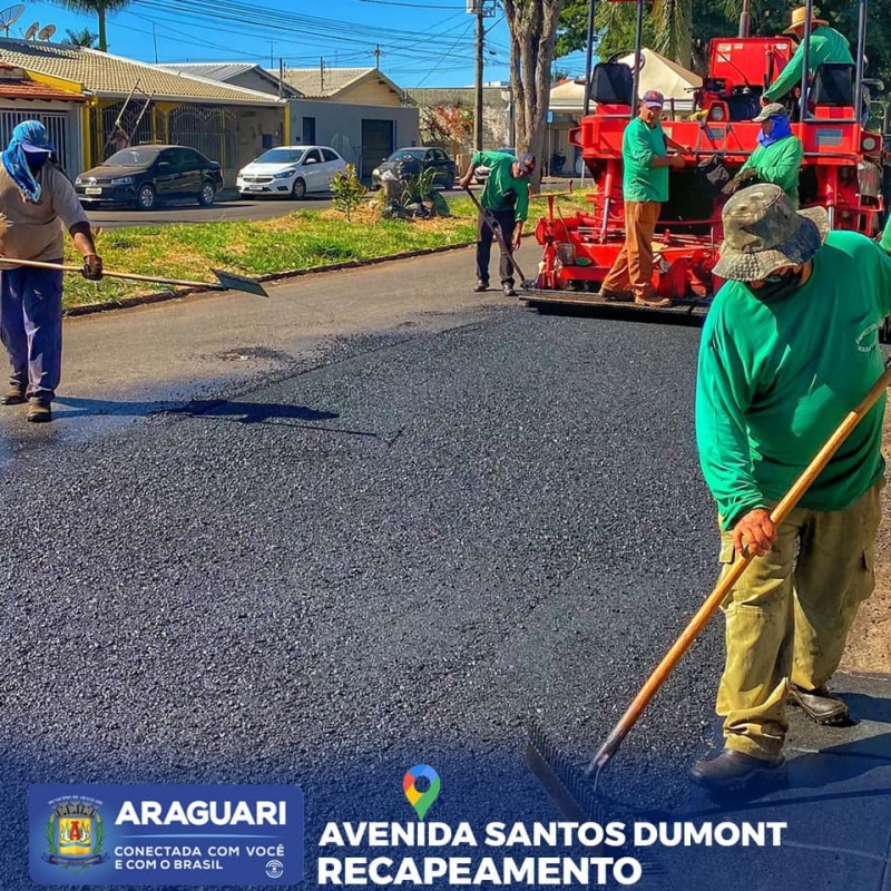 A Prefeitura de Araguari, por meio da Secretaria de Obras, faz recapeamento da via Santos Dumont no Bairro Jardim Regina.