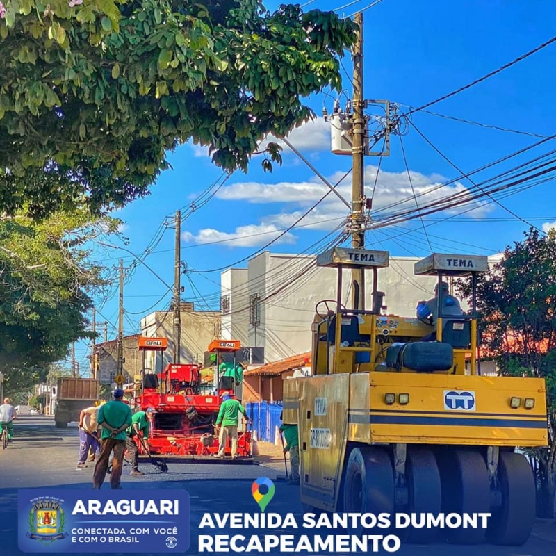 A Prefeitura de Araguari, por meio da Secretaria de Obras, faz recapeamento da via Santos Dumont no Bairro Jardim Regina.