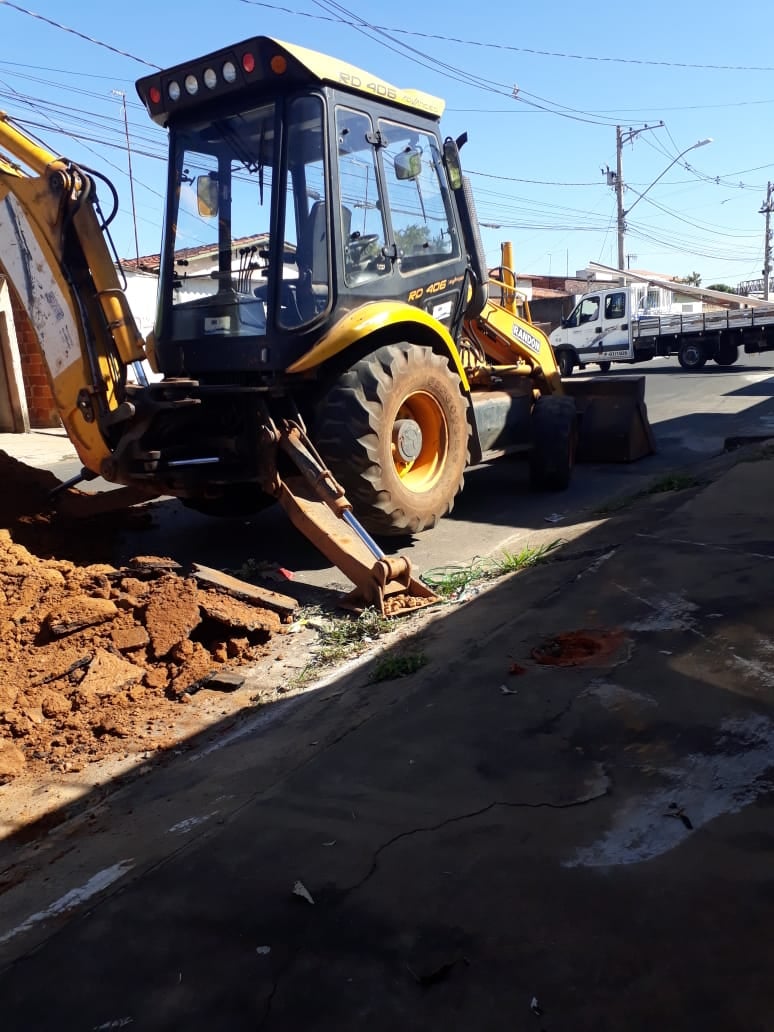 Equipe Sae Araguari, fazendo ligação de agua e esgoto na Rua Ponte Terra - Bairro Jóquei Club