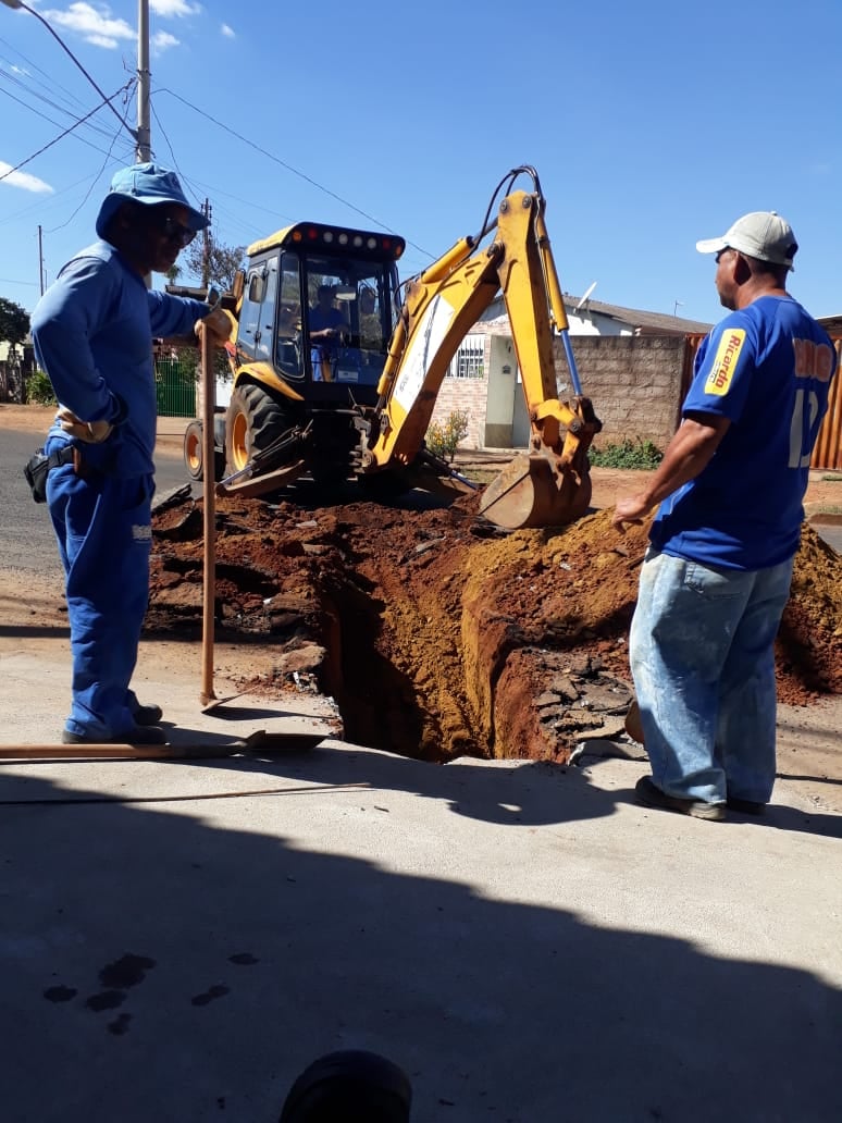 Equipe Sae Araguari, fazendo ligação de agua e esgoto na Rua Ponte Terra - Bairro Jóquei Club