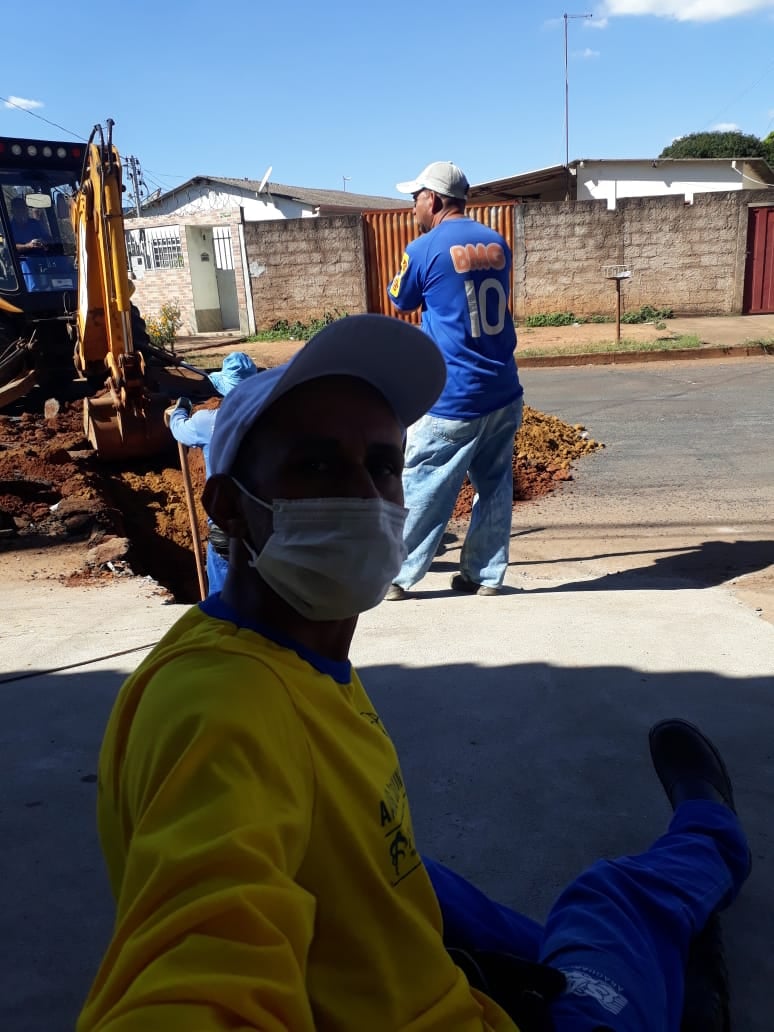 Equipe Sae Araguari, fazendo ligação de agua e esgoto na Rua Ponte Terra - Bairro Jóquei Club