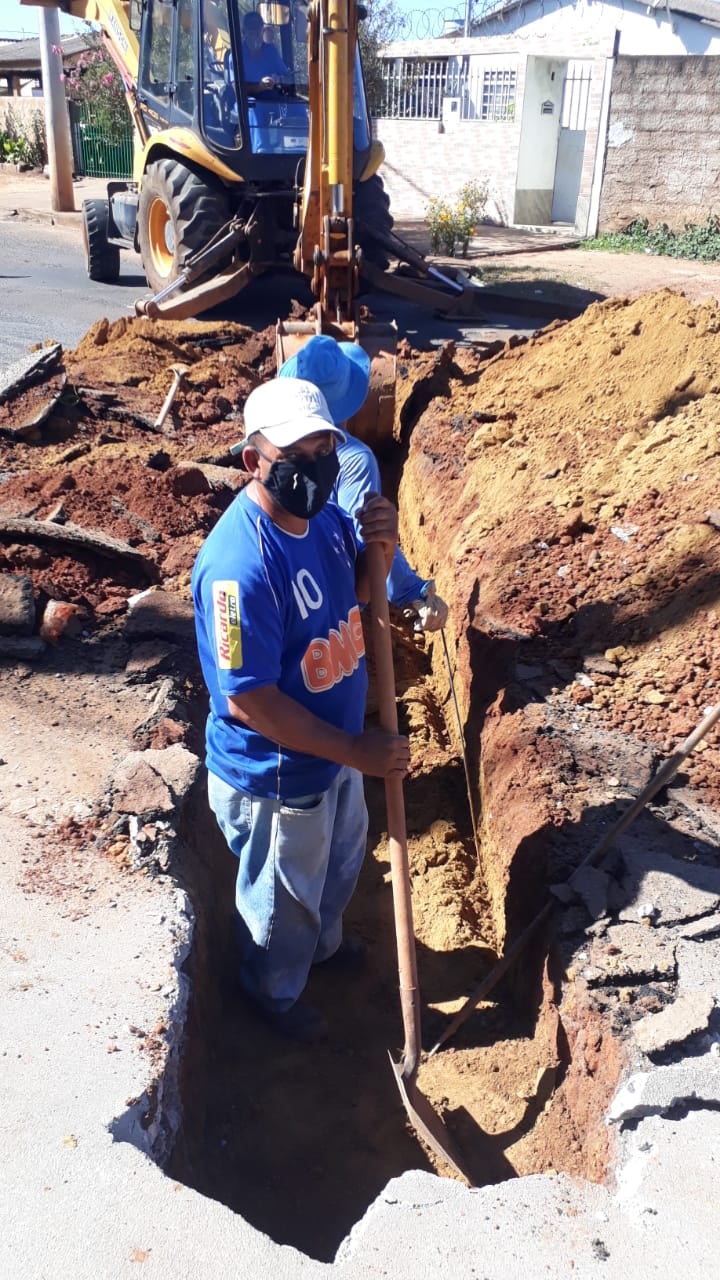 Equipe Sae Araguari, fazendo ligação de agua e esgoto na Rua Ponte Terra - Bairro Jóquei Club