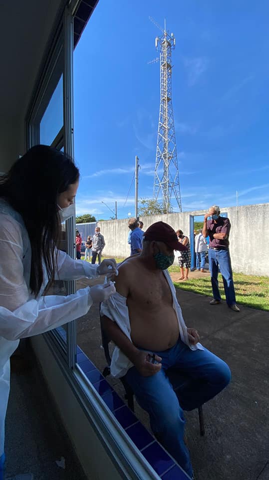 Idosos de 64 anos ou mais estão tomando a primeira dose. A segunda dose também está sendo aplicada para quem tomou a CORONAVAC há mais de 15 dias. É a vacina como principal forma de evitar a doença. E vamos continuar seguindo as medidas de proteção!