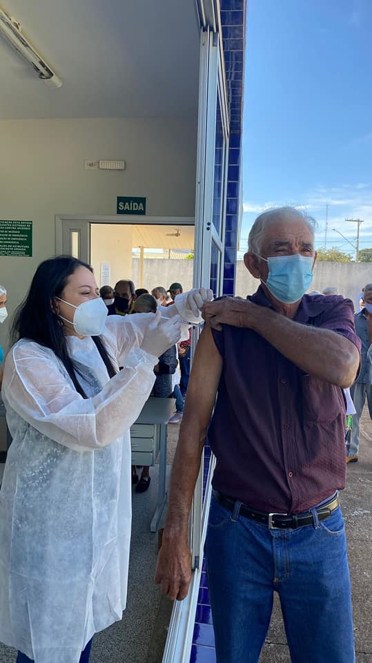 Idosos de 64 anos ou mais estão tomando a primeira dose. A segunda dose também está sendo aplicada para quem tomou a CORONAVAC há mais de 15 dias. É a vacina como principal forma de evitar a doença. E vamos continuar seguindo as medidas de proteção!