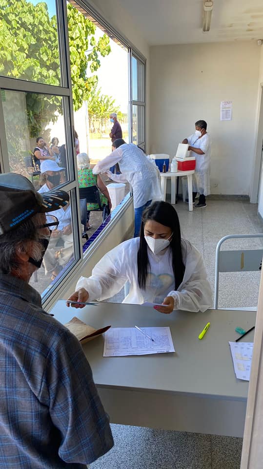 Idosos de 64 anos ou mais estão tomando a primeira dose. A segunda dose também está sendo aplicada para quem tomou a CORONAVAC há mais de 15 dias. É a vacina como principal forma de evitar a doença. E vamos continuar seguindo as medidas de proteção!