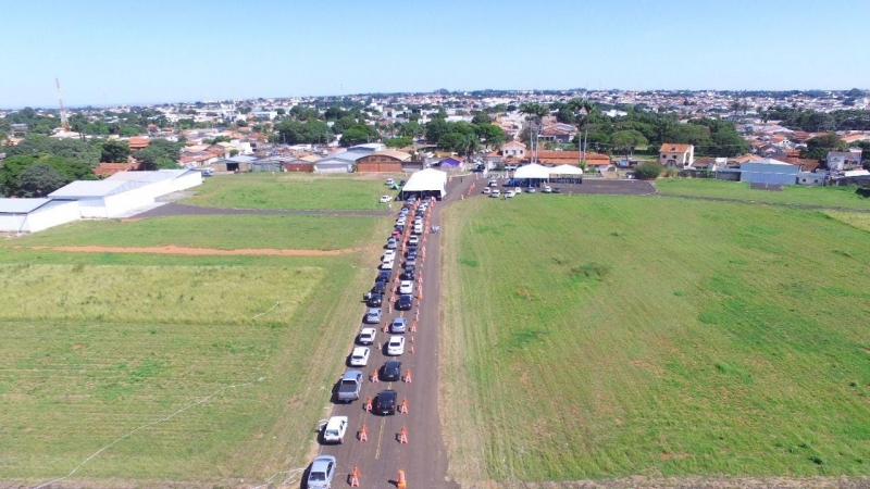 Nesta terça-feira (27), os idosos que tomaram a CORONAVAC há mais de 15 dias e que ainda não procuraram o local de vacinação da cidade, devem seguir até o aeroporto de Araguari o quanto antes para tomar a segunda dose.