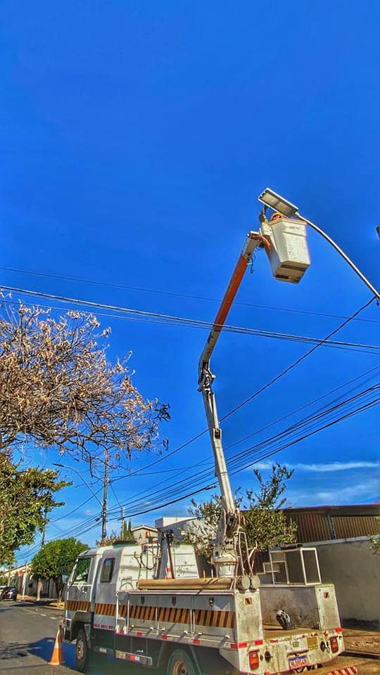 A Secretaria Municipal de Obras segue intensifica a troca de lâmpadas da iluminação pública em Araguari. O cronograma da ordem de serviço está sendo cumprido pela empresa contratada.