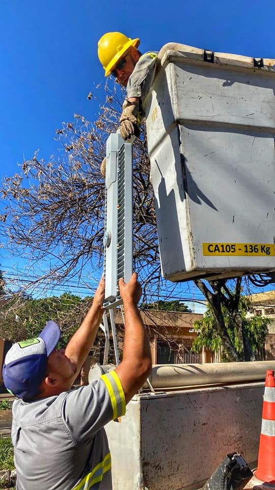 A Secretaria Municipal de Obras segue intensifica a troca de lâmpadas da iluminação pública em Araguari. O cronograma da ordem de serviço está sendo cumprido pela empresa contratada.