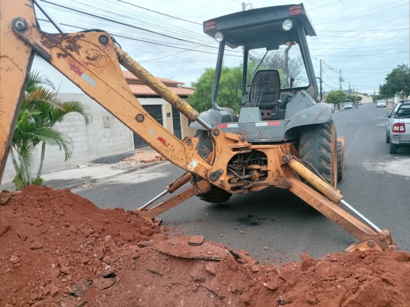 Desobstrução de rede de esgoto na rua Tupaciguara, entre a Avenida Minas Gerais e Rua Sebastião Naves.