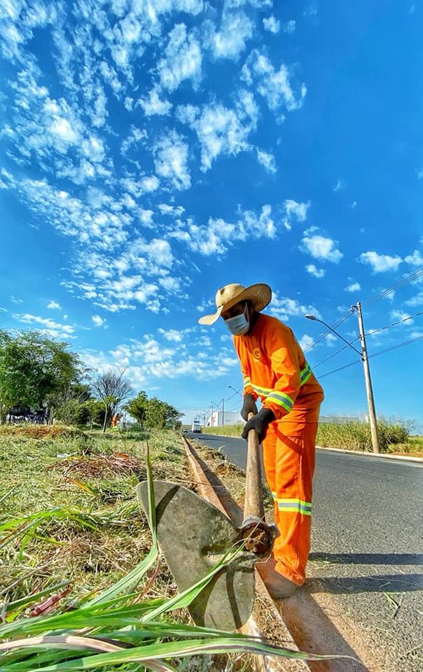 LIMPEZA GERAL da Avenida/entrada da cidade pela BR050, Av. Teodoreto Veloso de Carvalho, que dá acesso à rodoviária de ARAGUARI e a toda aquela região. O trabalho não para: capina, roçagem e varreção.