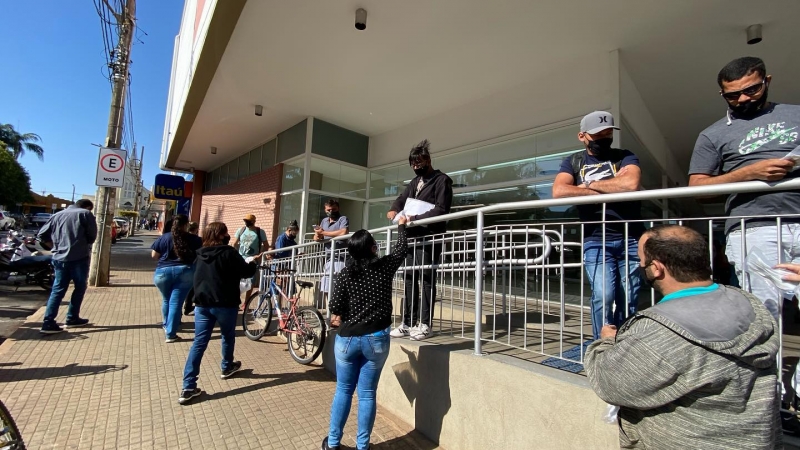 O trabalho conjunto entre os agentes de saúde e da força de segurança do Município com a distribuição de máscaras, segue em Araguari nesta segunda-feira, 2 de agosto. Nesta manhã,  as ações são realizadas na praça Manoel Bonito e das 10h às 12h, na avenida Tiradentes próximo a Caixa Econômica Federal. FOTO: SECRETARIA DE GABINETE