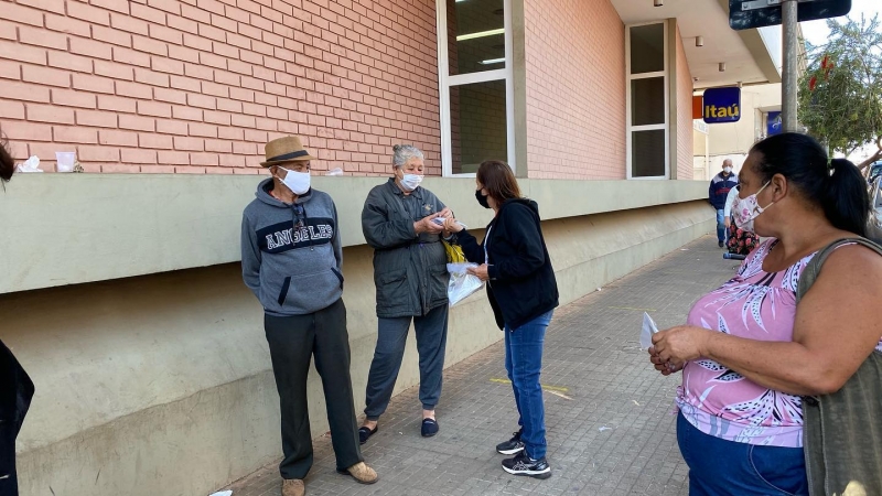 O trabalho conjunto entre os agentes de saúde e da força de segurança do Município com a distribuição de máscaras, segue em Araguari nesta segunda-feira, 2 de agosto. Nesta manhã,  as ações são realizadas na praça Manoel Bonito e das 10h às 12h, na avenida Tiradentes próximo a Caixa Econômica Federal. FOTO: SECRETARIA DE GABINETE