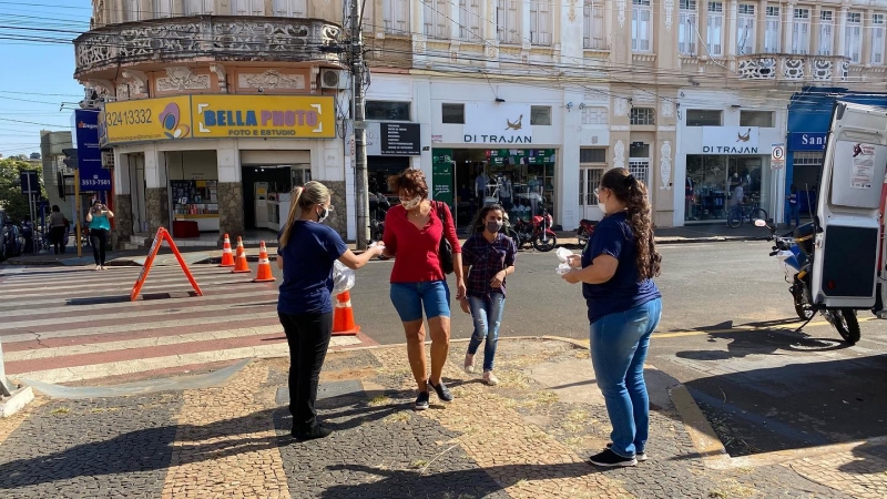 O trabalho conjunto entre os agentes de saúde e da força de segurança do Município com a distribuição de máscaras, segue em Araguari nesta segunda-feira, 2 de agosto. Nesta manhã,  as ações são realizadas na praça Manoel Bonito e das 10h às 12h, na avenida Tiradentes próximo a Caixa Econômica Federal. FOTO: SECRETARIA DE GABINETE