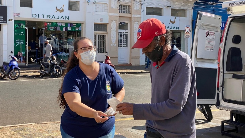 O trabalho conjunto entre os agentes de saúde e da força de segurança do Município com a distribuição de máscaras, segue em Araguari nesta segunda-feira, 2 de agosto. Nesta manhã,  as ações são realizadas na praça Manoel Bonito e das 10h às 12h, na avenida Tiradentes próximo a Caixa Econômica Federal. FOTO: SECRETARIA DE GABINETE