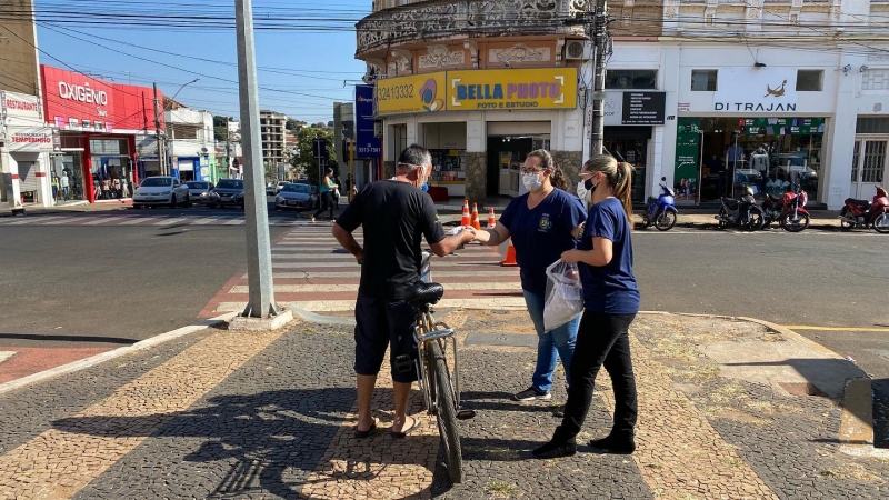 O trabalho conjunto entre os agentes de saúde e da força de segurança do Município com a distribuição de máscaras, segue em Araguari nesta segunda-feira, 2 de agosto. Nesta manhã,  as ações são realizadas na praça Manoel Bonito e das 10h às 12h, na avenida Tiradentes próximo a Caixa Econômica Federal. FOTO: SECRETARIA DE GABINETE