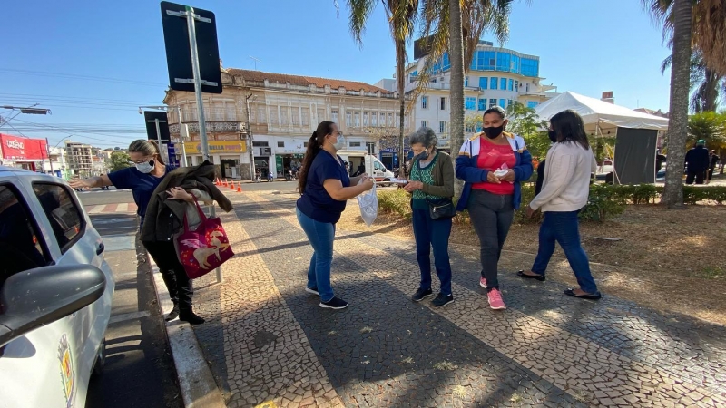 O trabalho conjunto entre os agentes de saúde e da força de segurança do Município com a distribuição de máscaras, segue em Araguari nesta segunda-feira, 2 de agosto. Nesta manhã,  as ações são realizadas na praça Manoel Bonito e das 10h às 12h, na avenida Tiradentes próximo a Caixa Econômica Federal. FOTO: SECRETARIA DE GABINETE